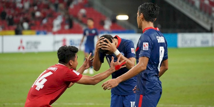 Aksi Asnawi Mangkualam yang langsung menghampiri Faris Ramli usai gagal mencetak gol dari titik penalti/Net