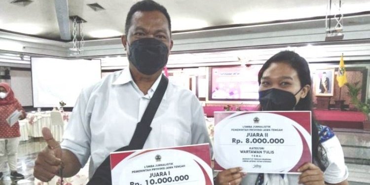 Wartawan RMOL Jateng, Stefy Thenu dan Hendrati Hapsari menerima penghargaan Lomba Jurnalistik Wartawan Jawa Tengah 2021/RMOLJateng