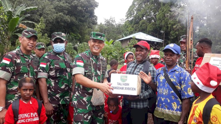 Asisten Teritorial (Aster) Kasdam XVII/Cenderawasih, Kolonel Inf Yarnedi Mulyadi saat memberikan Tali assi