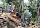 Babinsa Boven Digoel Bersinergi Dengan Satgas Pamtas dan Masyarakat Perbaiki Jembatan Kali Oga Mindiptana