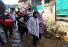 Ke Jayapura, Tri Rismaharini tinjau korban banjir dan tanah longsor