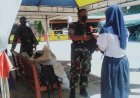 Wadanramil bersama Babinsa Tanah Merah Boven Digoel Bagikan Tas Sekolah