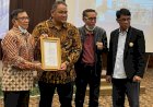 Hendry Ch Bangun Serahkan Langsung SK JMSI Sebagai Konstituen Dewan Pers