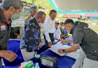 Bantu Petani, Rektor Unmus dan Wakil Bupati Merauke menyerahkan Pompa Tenaga Surya Portable karya Dosen Unmus