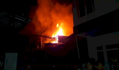 Akibat Korsleting Listrik Rumah Warga Hangus Terbakar di Perumahan Permata Indah Abepura