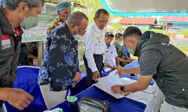 Bantu Petani, Rektor Unmus dan Wakil Bupati Merauke menyerahkan Pompa Tenaga Surya Portable karya Dosen Unmus