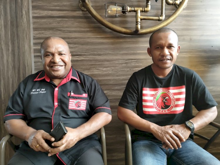 Costan Oktemka, Ketua Partai PKN Provinsi Papua (kanan) dan Bambang Rettob Sekertaris Partai PKN Provinsi Papua (kiri)