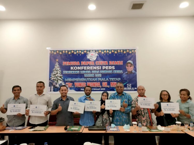 Panitia saat menunjukkan pemenang dan sejumlah uang pembinaan  pemenang 