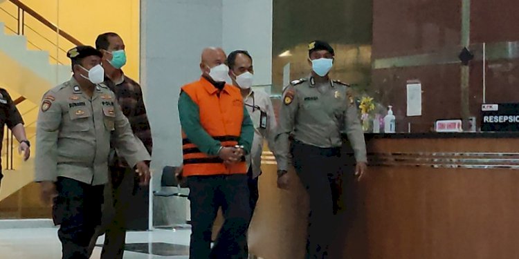 Jadi Tersangka, Walikota Bekasi Rahmat Effendi kenakan rompi oranye khas tahanan KPK/RMOL