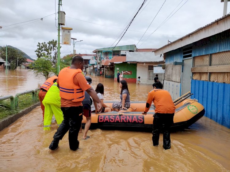 Evakuasi warga terjebak banjir wilayah kali acai abepura/RMOLPAPUA 