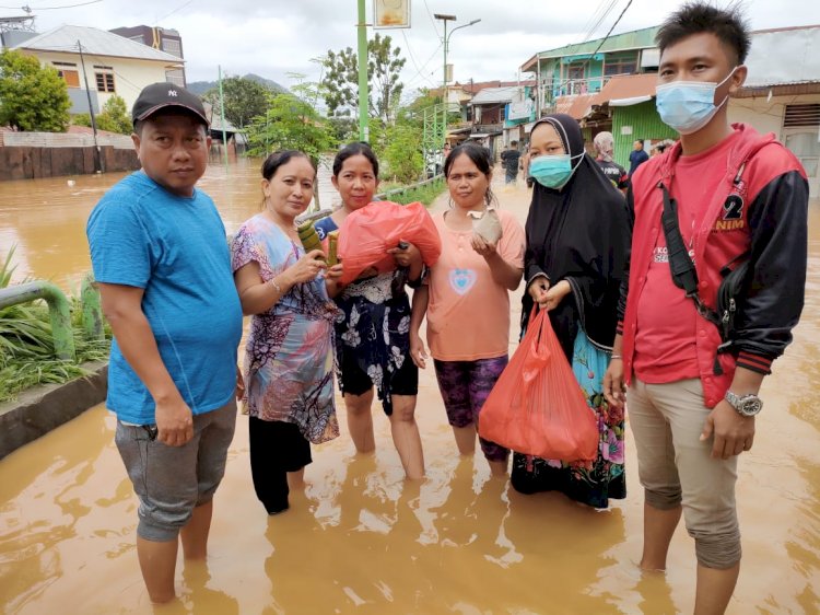 Darwis Massi saat membagi nasi bungkus kepada korba banjir/RMOLPAPUA