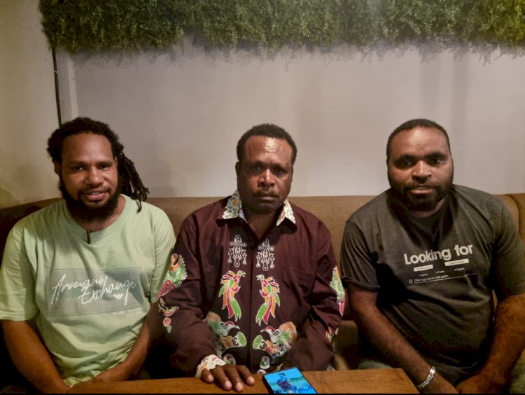 Dari kiri: pihak keluarga, (Onny Yahuli), wakil ketua 1 DPRD Tolikara, (Yohan Wanimbo), tokoh pemuda Papua, (Herbert Amohoso)