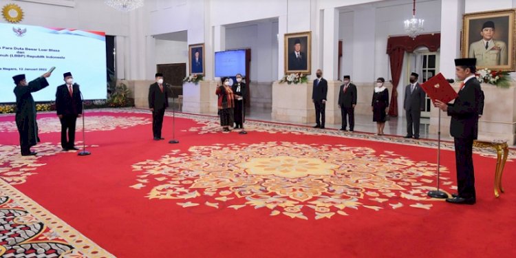 Presiden Joko Widodo melantik sejumlah duta besar baru di Istana Merdeka, Jakarta Pusat, Rabu (12/1)/Ist