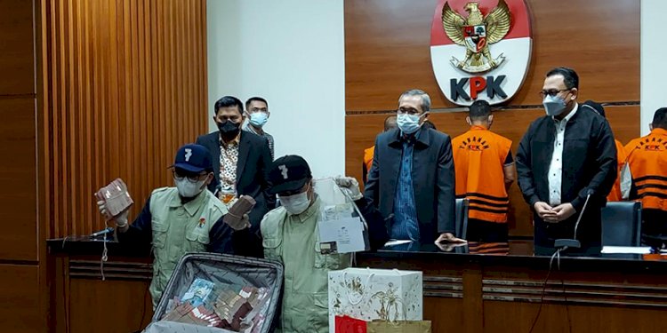 KPK memajang Bupati Penajam Paser Utara Abdul Gafur bersama barang bukti uang Rp 1,44 miliar/Ist