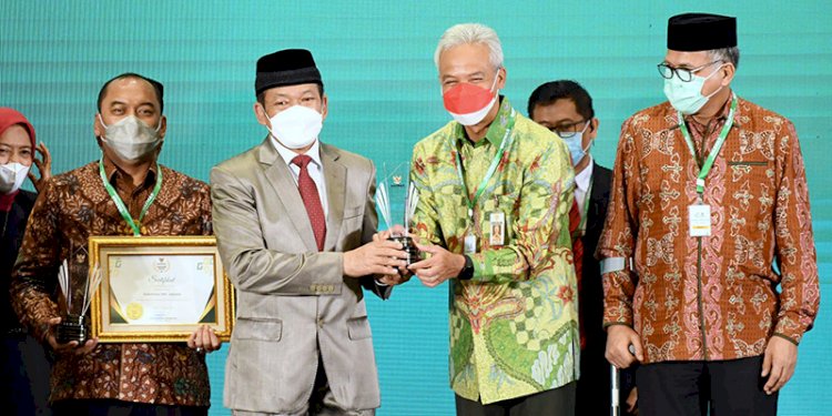 Gubernur Jawa Tengah Ganajr Pranowo terima anugerah sebagai Pendukung Gerakan Zakat Indonesia Tahun 2022 dari Badan Amil Zakat Nasional (Baznas)/Ist