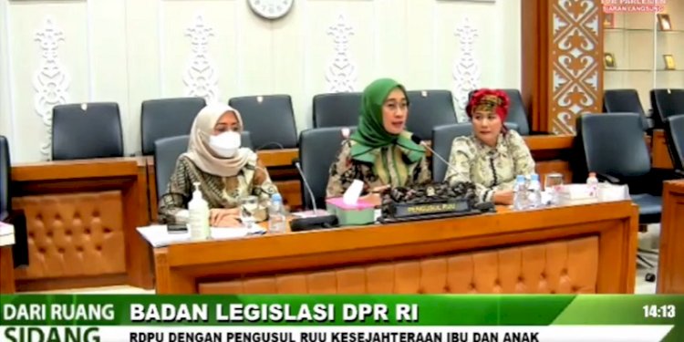  Anggia Erma Rini bersama Luluk Nur Hamidah dan Nur Nadlifah saat mengulas argumentasi usulan RUU Ibu dan Anak/Repro