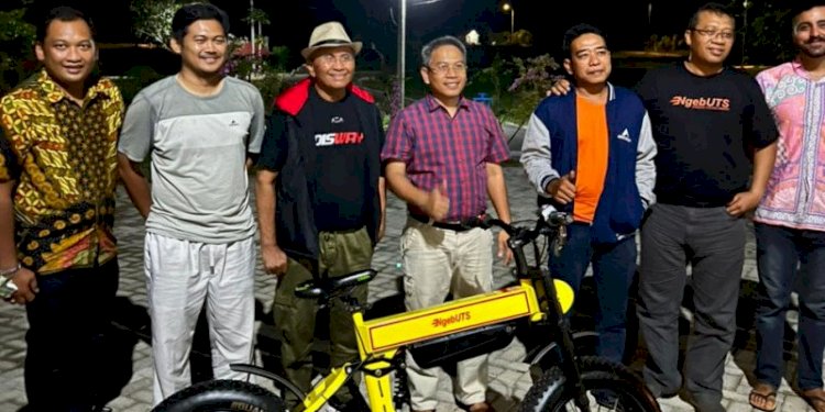 Disway bersama Gubernur NTB dan tim UTS berfoto dengan sepeda listrik NgebUTS.