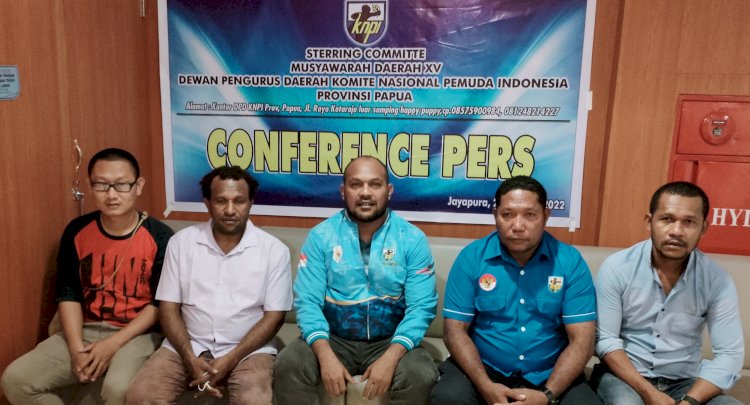 Ketua Steering Committee Bobby Awi (tengah) bersma sekertaris dan anggota Steering Committee Musda XV KNPI Papua