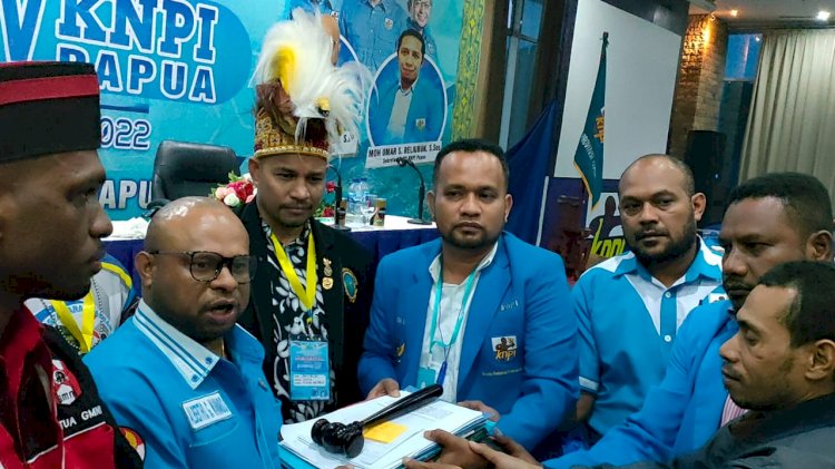 AGW Menerima Berkas Hasil Musda XV KNPI Papua dari Presidium Sidang/RMOLPAPUA