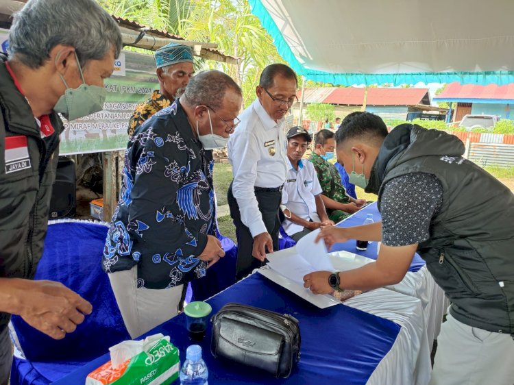 Rektor Unmus Drs. Dr..Beatus Tambaip,M.A dan Wakil Bupati Kabuoaten Merauke, H. Ridwan saat menyerahkan bantuan alat pertanian.