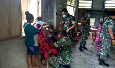 Babinsa Ramil Mindiptana Boven Digoel Bantu Posyandu Rutin Kamka