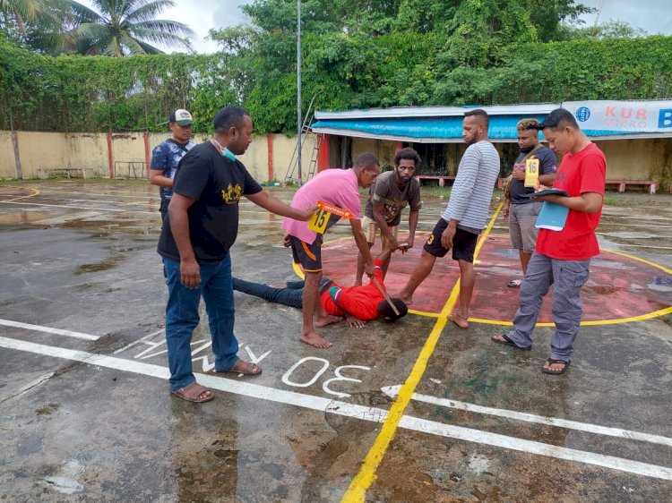 Satreskrim Polres Mappi saat melakukan Reksontruksi kasus penganiayaan yang mengakibatkan kematian di Kabupaten Mappi