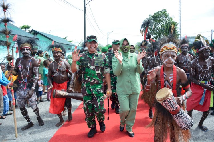 Brigjen TNI Bangun Nawoko dan Ny. Renny Nawoko