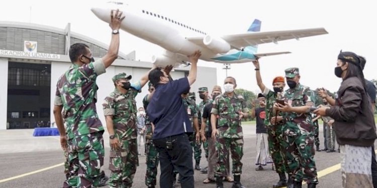 Menteri Badan Usaha Milik Negara (BUMN), Erick Thohir melihat miniatur pesawat Garuda buatan santri asal Madura/Net