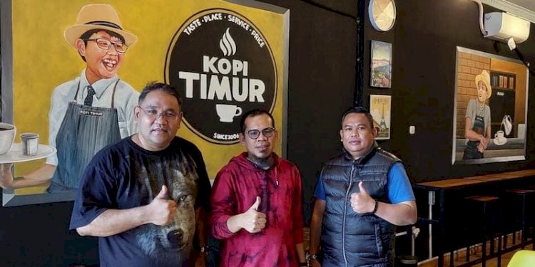 Ketua JMSI Aceh, Hendro Saky (tengah) bersama dengan Ketua Umum JMSI Teguh Santosa (kiri) di Kopi Timur, Pondok Kelapa, Jakarta Timur/Ist