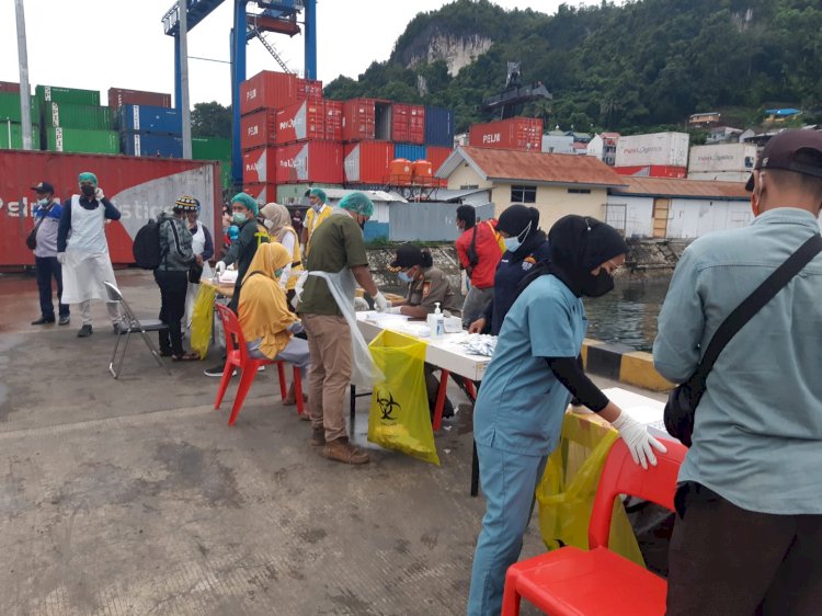 Aktifitas Penumpang KM.Coremai Melakukan Pemeriksaan Antigen Saat Tiba Di Dermaga Jayapura