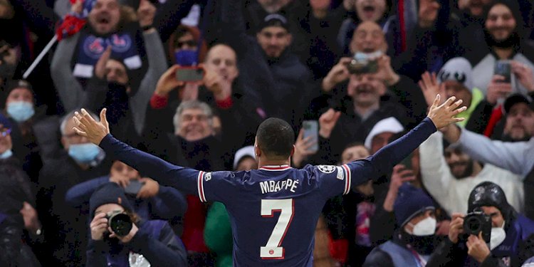 Kylian Mbappe merayakan golnya ke gawang Real Madrid di hadapan suporter PSG/UEFA