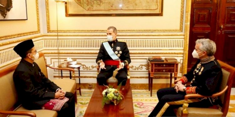 Dubes RI untuk Spanyol, Muhammad Najib (kiri) ketika bertemu dengan Raja Spanyol Felipe VI (tengah)./KBRI Madrid