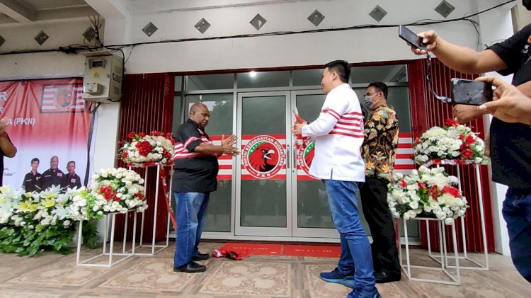 Wakil Ketua Umum PKN, Gerry Habel Hukubun saat menggunting pita peresmian kantor Partai didampingi ketua PKN Papua, Costan Oktemka /RMOLPAPUA