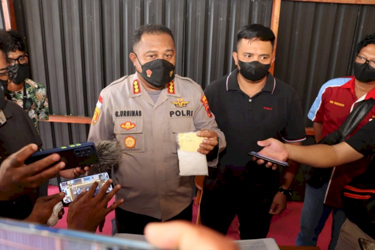 Kapolresta Jayapura Kota Kombes Pol. Gustav R. Urbinas didampingi Kasat Resnarkoba Iptu Alamsyah Ali saat gelar Press Cenference