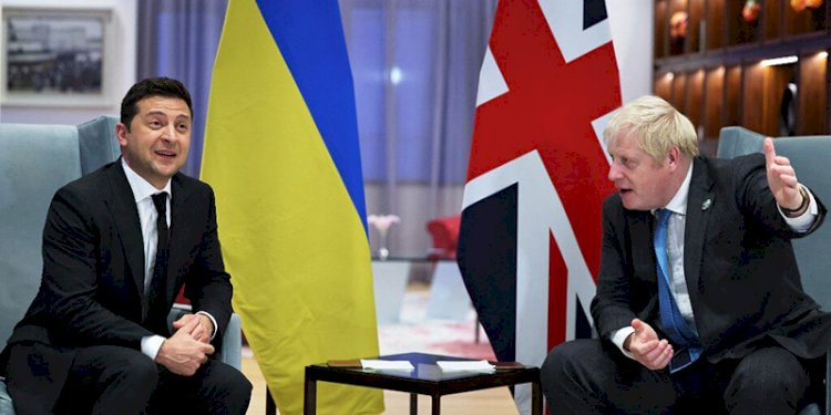 Presiden Ukraina Volodymyr Zelensky saat bertemu PM Inggris Boris Johnson/Net