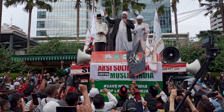 Massa dari GNPF Ulama PA 212 menggelar aksi unjuk rasa di depan Kedutaan Besar India di Jakarta/RMOL