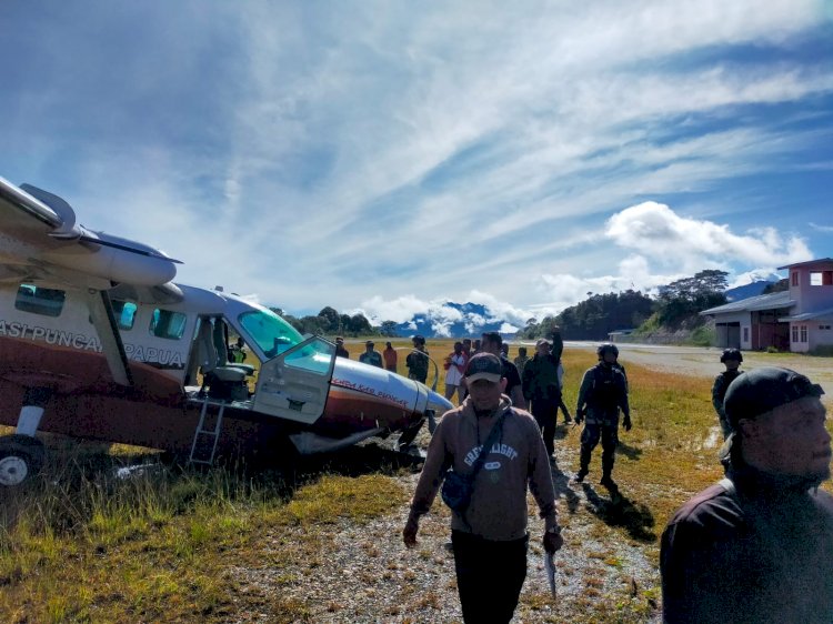 Foto Pesawat SAS PK-FSW Tergelincir di Bandara Bilorai Sugapa Kabupaten Intan Jaya