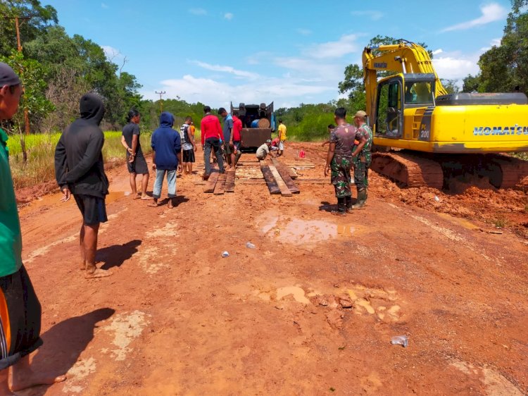 TNI Polri dan Warga berserta mahssiwa KKN Unmus saat mengerjakan jalan rusak di Distrik Jagebob 