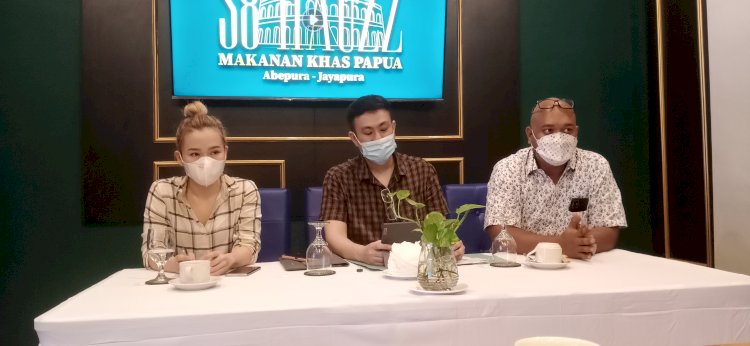 Korban Korban Tony Hartato bersama istrinya Emyliana di dampingi pengacaranya Sharon W Fakdawer