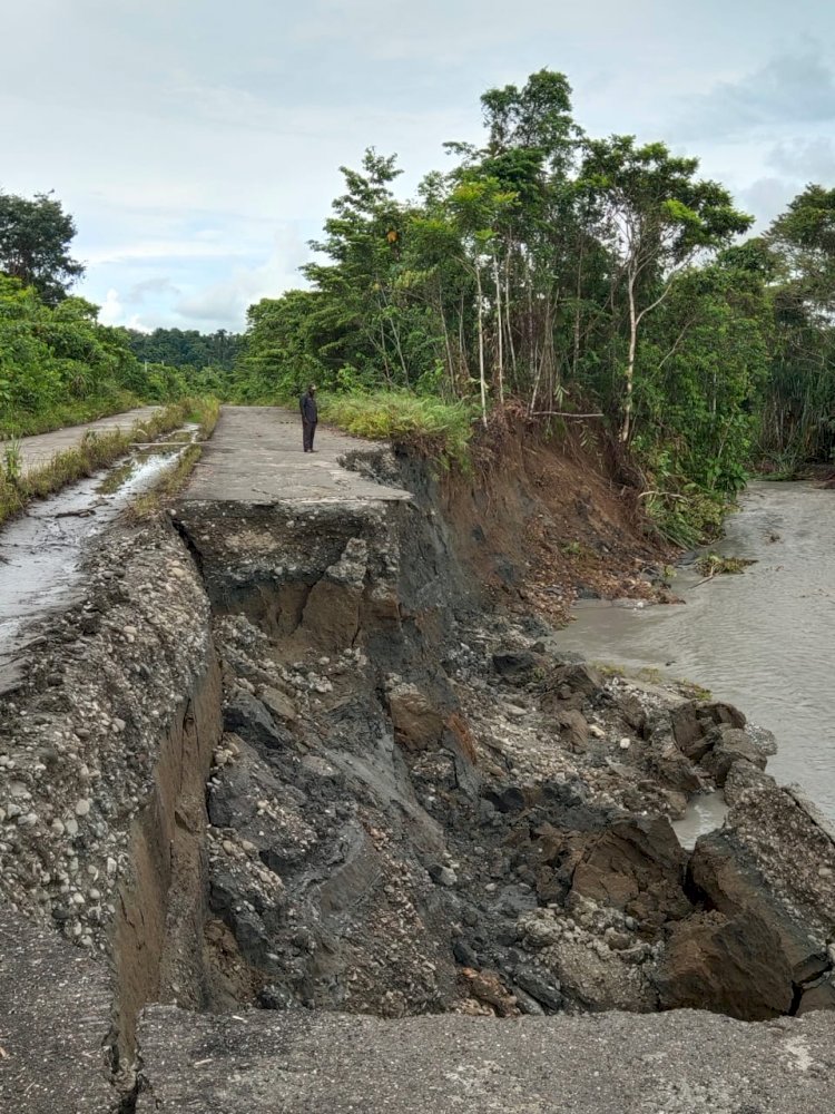 Kondisi rusaknya jalan diakibatkan curah hujan tinggi 