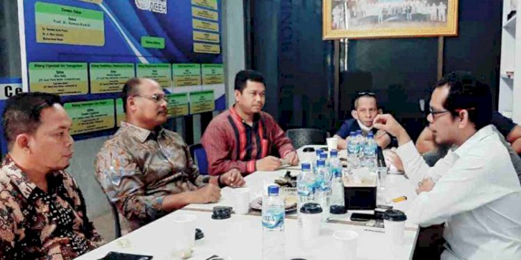 Dirjen Bina Adwil Kemendagri berbincang dengan Ketua JMSI Aceh Hendro Saky di kantor pengurus/Ist