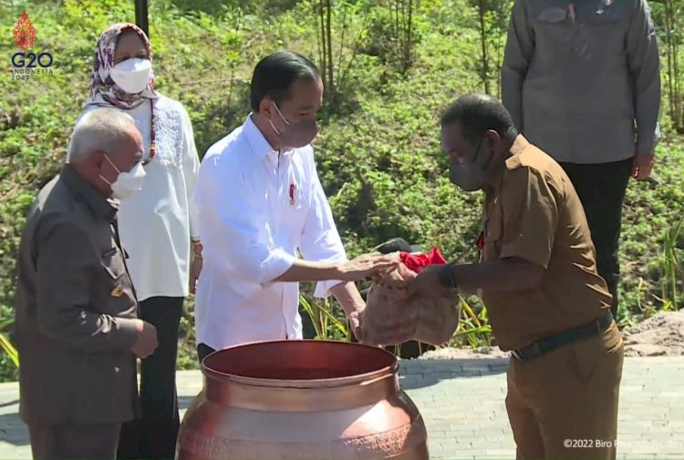 Gubernur Papua yang diwakili oleh Asisten Bidang Administrasi Umum Sekda Papua  Bapak  Y. Derek Hagemur membawa Tanah dari Bumi Cendrawasih,