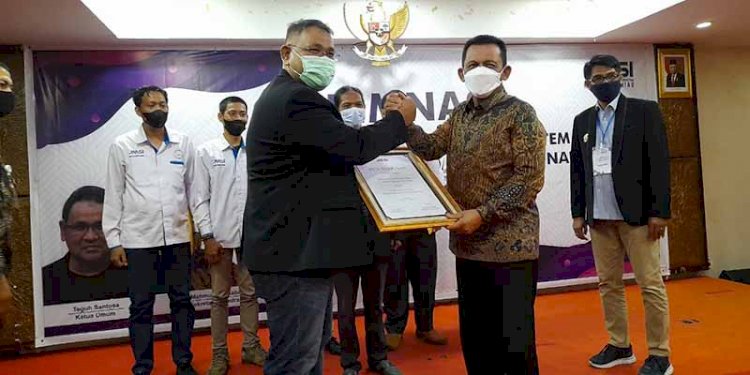 Gubernur Kepulauan Riau (Kepri) Ansar Ahmad menerima penghargaan dari Ketua Umum JMSI Teguh Santosa/RMOL
