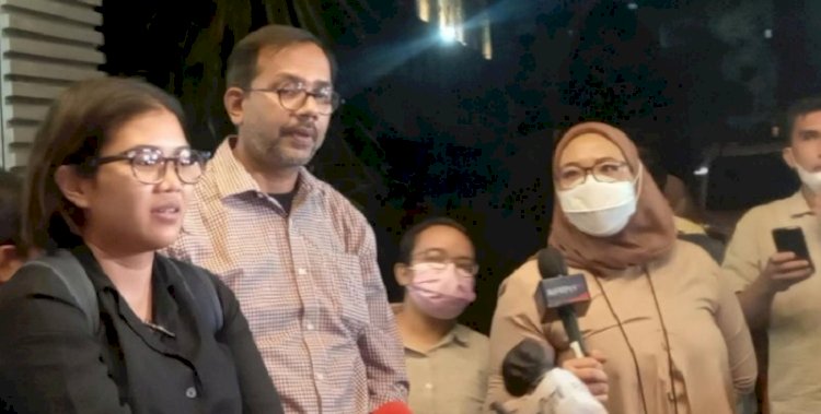 Koordinator KontraS, Fatia Maulidiyanti paling kiri dan Haris Azhar/RMOLJakarta