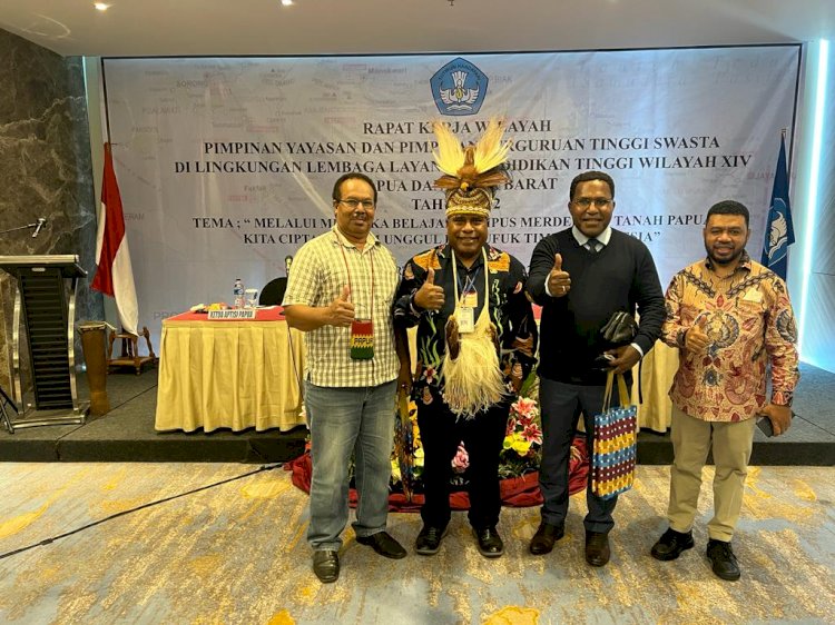 Pendiri Yayasan dan rektor UIP Saat Foto Bersama