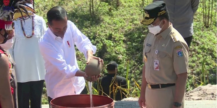 Presiden Joko Widodo menuangkan air dari Jakarta saat melakukan ritual kendi Nusantara/Net