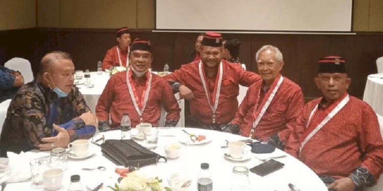 Hermawi Taslim bersama alumni GMNI lainnya, salah satunya Guntur Soekarnoputra/Ist
