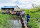 Tanpa Alas Kaki Dan Lalui Jalan Setapak, Fauzun Nihayah Beri Bantuan Kepada PKBM Binaan GMKI