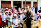 Tepati Janjinya, Sulaeman L Hamzah Berikan Sepatu Untuk Siswa-siswi SD Nusantara 1