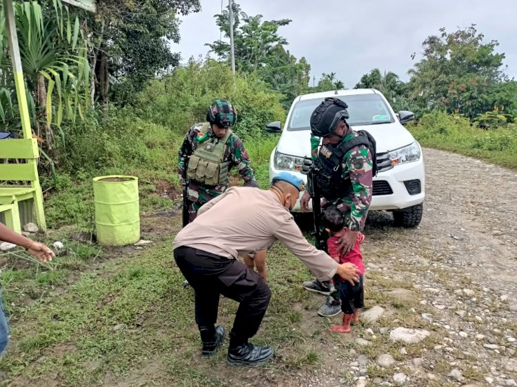 Evakuasi kedua anak Alm. Sertu Eka Andrianto Hasugian 